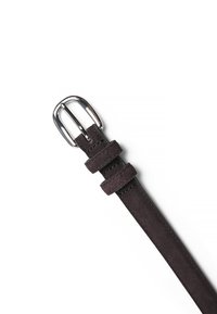 Brun mockaskärp med spänne i silvermetall, med två läderhållare och en slät yta. Enkel, minimalistisk design som fokuserar på funktionalitet.