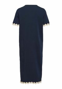 Robe bleu marine à manches courtes avec bordure blanche festonnée aux manches et à l'ourlet, coupe droite, longueur genou.