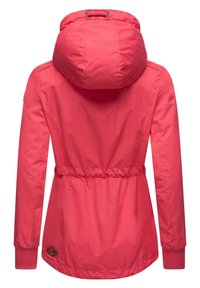 Rosa utomhusjacka med dragsko i huvan, elastisk midja och ribbade manschetter. Slät textur med en subtil lyster. Logotypdetalj nära fållen.
