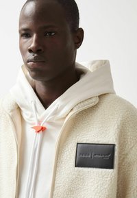 Reiss SNOOP MCLAREN F1 TEAM EMBROIDERED UNISEX - Giacca in pile - off white