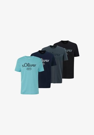 Quattro t-shirt a maniche corte brandizzate s.Oliver nei colori azzurro chiaro, blu navy, grigio ardesia e nero, disposte affiancate.