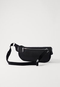 Črn bum bag iz teksturirane tkanine, z zlatim zadrgo, nastavljivim trakom in zaobljeno obliko za enostavno nošenje.
