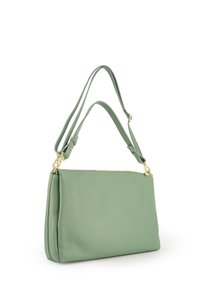 Grüne Lederhandtasche mit glatter Oberfläche, rechteckiger Form, verstellbarem Tragegurt und goldenen Hardware-Akzenten. Mit Reißverschlussverschluss oben.