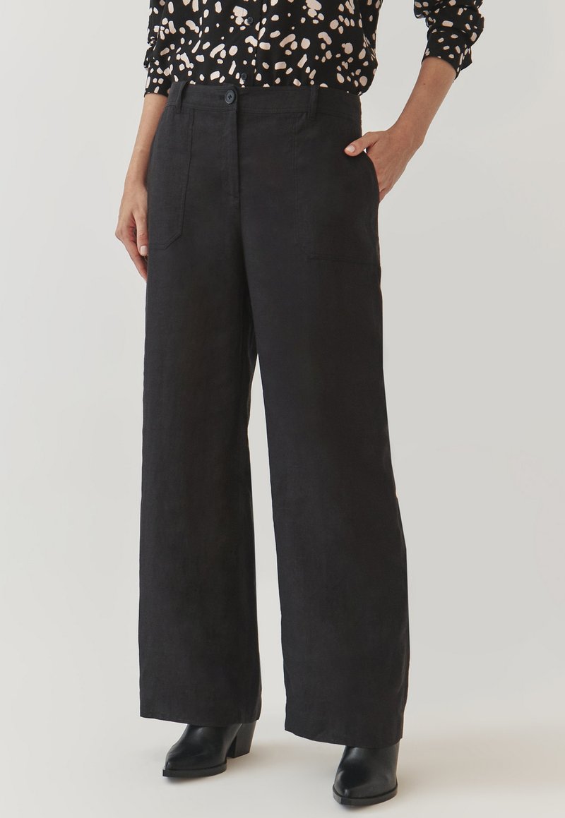 Zwarte wijde linnen broek met een gladde textuur. Bevat twee frontzakken en een knoopsluiting, gecombineerd met een gestreept bovenstuk.