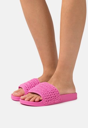 Rosa slide-sandaler med en texturerad vävd rem och slät gummisula, designade för en bekväm passform och vardagligt bruk.