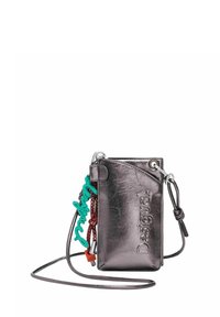 Pochette a tracolla in finta pelle grigio metallizzato con logo impresso, tracolla regolabile e charm colorati attaccati. Forma rettangolare con superficie liscia.