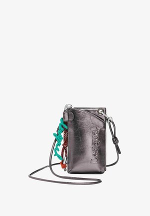 Pochette a tracolla in finta pelle grigio metallizzato con logo impresso, tracolla regolabile e charm colorati attaccati. Forma rettangolare con superficie liscia.