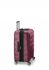 Valigia rigida bordeaux con superficie strutturata, doppie cerniere, manico retrattile e quattro ruote girevoli per una maggiore mobilità.