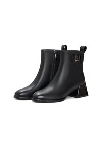 Botine negre din piele cu o textură netedă, dotate cu fermoar lateral, toc pătrat și accent cu cataramă. Design modern distinctiv.