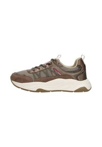 Bruine sneaker met mesh- en suede-elementen, voorzien van textuurdetails, een witte tussenzool en kleine roze accenten op de veters.
