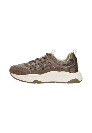 Bruine sneaker met mesh- en suede-elementen, voorzien van textuurdetails, een witte tussenzool en kleine roze accenten op de veters.