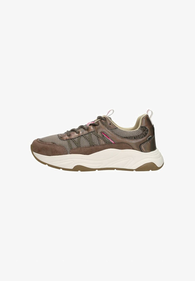 Braune Sneaker mit Mesh- und Wildlederelementen, die über strukturierte Details, eine weiße Zwischensohle und kleine rosa Akzente an den Schnürsenkeln verfügen.