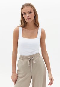 OXXO MIT ECKIGEM AUSSCHNITT - Top - white
