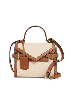Borsa color cuoio e beige con forma strutturata, caratterizzata da un corpo testurizzato, dettagli in pelle, manico superiore e tracolla regolabile.
