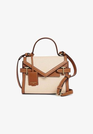 Sac à main beige et sable avec une forme structurée, doté d'un corps texturé, d'accents en cuir, d'une poignée supérieure et d'une bandoulière réglable.