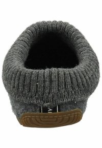 Pantofole in feltro di lana grigio con colletto a coste. Presentano una suola in gomma per una migliore aderenza, una texture morbida e un design semplice senza decorazioni.