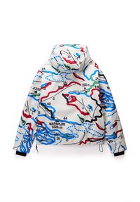 Weiße Jacke mit buntem topografischem Kartenprint, der rot, blau, grün und schwarze Linien zeigt, mit Kapuze und schwarzen Bündchen. Text "NAPAPIJRI 1224 m" sichtbar.