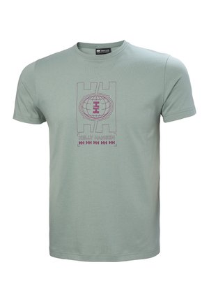 Zelené bavlněné tričko s grafickým potiskem globu a textem "Helly Hansen" v purpurové barvě. Krátké rukávy a design s žebrovaným kulatým výstřihem.