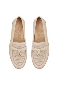 Beige leren loafers met perforatieontwerp, platte rubberen zool, decoratieve strik op de wreef en een geperst logo op de binnenzool.