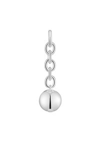 Colgante de plata que presenta una esfera lisa y redonda suspendida de una cadena enlazada con anillos circulares, que refleja la luz con un acabado pulido.