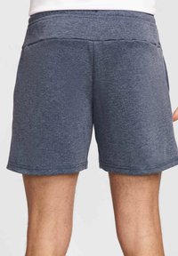 Herren Shorts in Marineblau aus einem weichen, strukturierten Stoff. Mit einem elastischen Taillenbund und einem einfachen, gesäumten Saum. Keine sichtbaren Taschen.