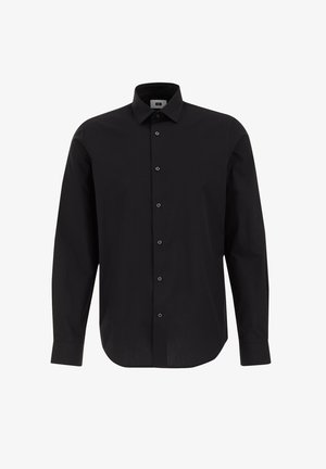 Must pikkade varrukatega särk siledast kangast, tavalise krae, eespool nööpidega ja ümardatud äärega. Omaduseks on mustad nupud ja figuuri järgiv lõige.