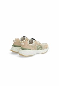 Des chaussures de sport beiges et vertes en matériaux en maille et en suède, avec une semelle intermédiaire blanche texturée et des accents gris clair.