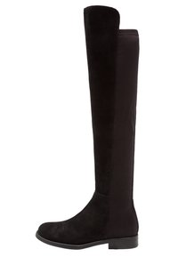 Knähöga svarta stövlar med en stilren mocka ytfinish, släta paneler, rund tå och en platt gummisula för enkel användning.