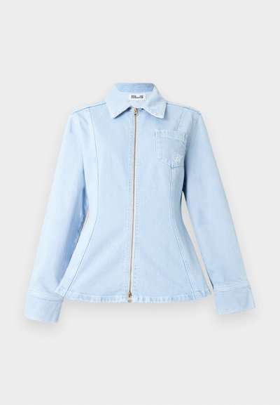 Ανοιχτό μπλε τζιν μπουφάν με κλείσιμο με φερμουάρ, μυτερό γιακά και μια τσέπη στο στήθος. Διαθέτει εφαρμοστή γραμμή και μακριά μανίκια.
