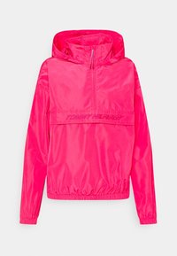 Różowa kurtka wiatrówka z kapturem, przednim zamkiem na pół suwaka, elastycznymi mankietami i dołem. Z logo "TOMMY HILFIGER" w eleganckim wzorze. Lekki, błyszczący materiał.