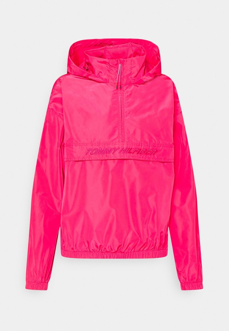 Różowa kurtka wiatrówka z kapturem, przednim zamkiem na pół suwaka, elastycznymi mankietami i dołem. Z logo "TOMMY HILFIGER" w eleganckim wzorze. Lekki, błyszczący materiał.