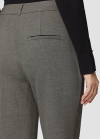 Pantalons gris sur mesure en tissu texturé, dotés d'une poche arrière étroite et d'un design à jambes droites.