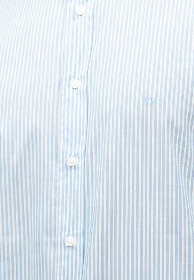 Ανοιχτό μπλε και λευκό πουκάμισο με κάθετες ρίγες, ασπρα κουμπιά και διακριτικό κεντημένο λογότυπο "MK" στο στήθος.