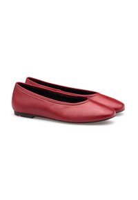 Rote Leder-Ballettschuhe mit abgerundeter Zehe, glatter Textur und minimaler Naht. Verfügt über einen niedrigen Absatz und ein schwarzes Innenfutter.