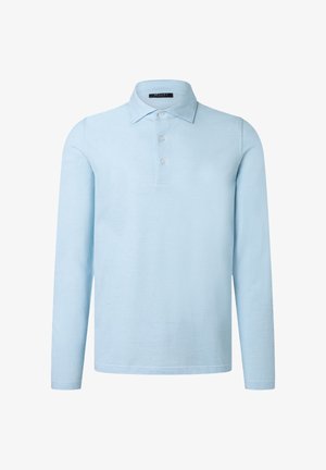 Lichtblauw poloshirt met lange mouwen, drie knopen en een klassieke kraag, weergegeven op een effen achtergrond.