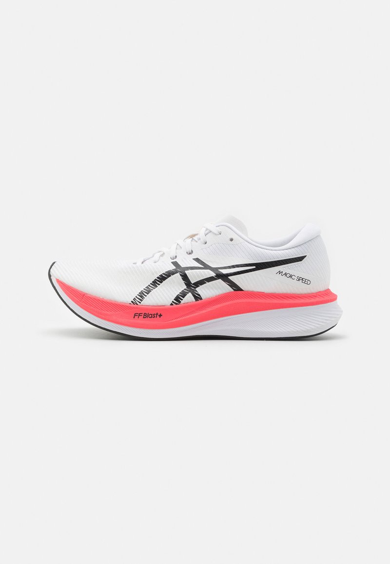 Vit sportskor med svarta detaljer, lättviktsmesh-ovandel, texturerad sula och en rosa mellansula märkt "FF Blast+" för dämpning.