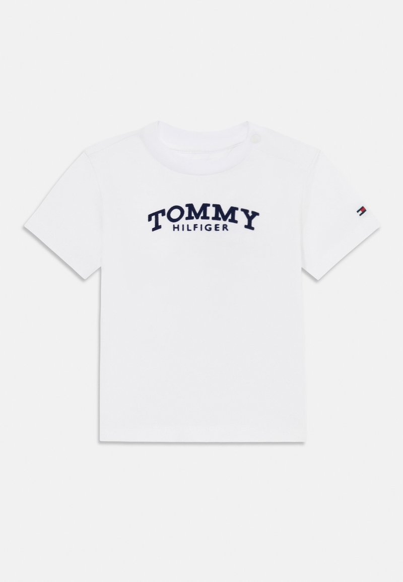 Biely bavlnený tričko s krátkymi rukávmi, s námořníckym modrým vyšitým logom "TOMMY HILFIGER" na hrudi a malým logom na rukáve.
