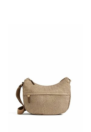 Borsa beige con texture, forma curva, tasca anteriore con zip e tracolla marrone regolabile su sfondo bianco.
