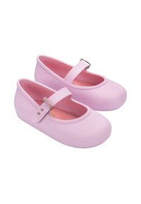 Zapatos de ballet de goma rosa con punta redondeada, tirante delgado con hebilla de plata y forro interior suave. Textura lisa y mate.