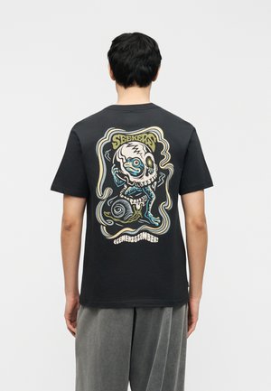 TIMBER HERMIT - Nyomott mintás póló - off black