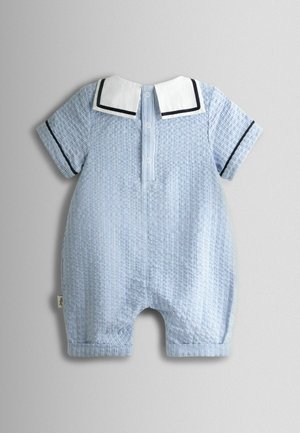 Salopetă scurtă cu dungi albastre și albe, cu guler cu rever, închidere cu nasturi și margine neagră la mâneci. Țesătură moale și texturată.