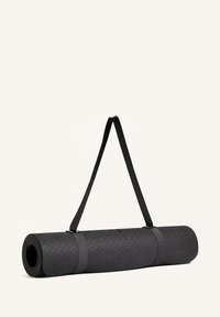 Černá jógová podložka stočená s texturovaným vzorem, zajištěná černým popruhem pro snadné přenášení.
