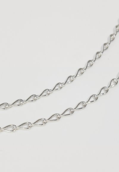 Silberne Metallkette mit ineinandergreifenden, geschlungenen Gliedern, die eine glatte Textur und einen polierten Abschluss aufweisen, parallel zueinander angeordnet.