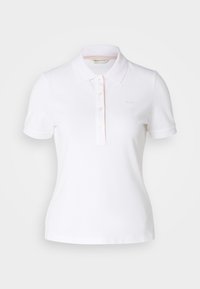 Polo bianco con colletto classico, maniche corte, abbottonatura a cinque bottoni e branding tono su tono sul petto; materiale in cotone.
