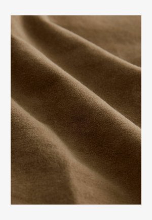 Brauner Stoff mit einer weichen, strukturierten Oberfläche, die sanfte Falten und Wellen zeigt. Das Material wirkt glatt und plüschig, mit einem reichen, warmen Farbton.