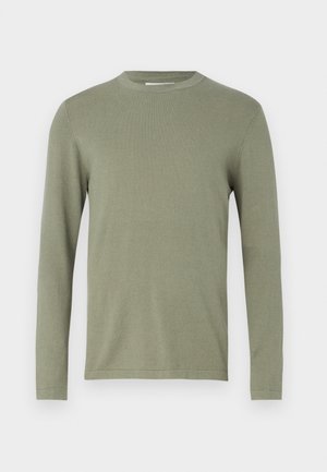 Pull-over à manches longues en vert olive, fabriqué en matière tricotée douce. Il présente un col rond et des poignets côtelés, avec une texture lisse sur l'ensemble.