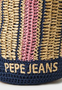 Gewebte Strohtasche in natürlichen, rosa und marineblauen Abschnitten; mit strukturierten Mustern und "PEPEJEANS" in Beige am Boden gestickt.