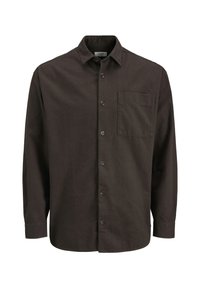 Camisa de manga larga marrón oscuro con botones, cuello y un bolsillo en el pecho, presentada sobre un fondo blanco.