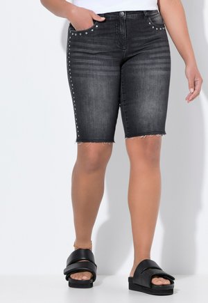 Zwarte denim bermuda shorts met zilveren studs aan de zijkant, een franjerand en een middelhoge taille, met voorvakjes en riemlussen.