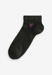 Zwarte enkelsok van zacht materiaal met een roze strikborduursel nabij de enkel. Eenvoudig ontwerp met een soepele textuur.